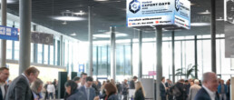 Eingangshalle Messe mit Banner Control Expert Days 2026