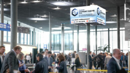 Eingangshalle Messe mit Banner Control Expert Days 2026