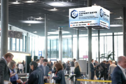 Eingangshalle Messe mit Banner Control Expert Days 2026